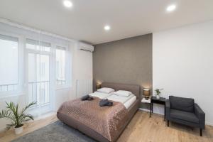 Ένα ή περισσότερα κρεβάτια σε δωμάτιο στο Madach Apartment