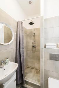 ブダペストにあるMadach Apartmentのバスルーム(シャワー、シンク付)