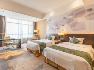 Shenyang Huaqiang Novlion Hotel tesisinde bir odada yatak veya yataklar