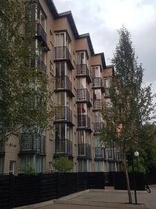 un edificio de apartamentos alto con balcones y un árbol en The Bridgeview en Johannesburgo