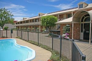 a swimming pool in front of a building at Hermitage Motor Inn in Wangaratta