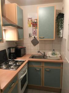 Kuchyň nebo kuchyňský kout v ubytování Schönes Apartment mit Balkon