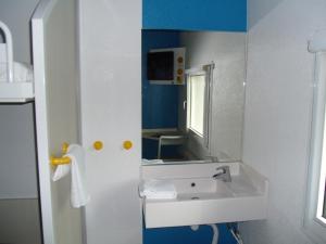 Vonios kambarys apgyvendinimo įstaigoje hotelF1 Tours Nord