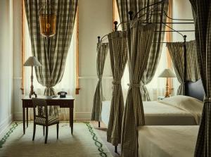 Katil atau katil-katil dalam bilik di Hotel Peter and Paul, an Ash Hotel