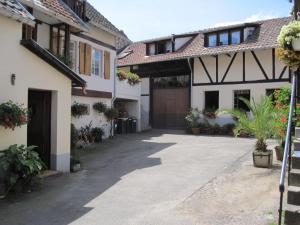 um pátio de uma casa com garagem em GITE DU FLORIMONT CENTRE ALSACE route des vins em Ingersheim