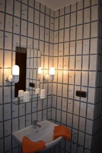 W łazience znajduje się umywalka i lustro. w obiekcie Haus am Deich Wohnung 12 w mieście Dahme
