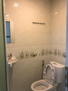 łazienka z toaletą, umywalką i wanną w obiekcie Hoang Minh 846 Hostel w mieście Vung Tau