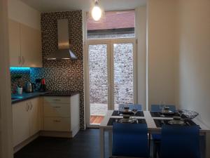 Кухня или мини-кухня в Huis van Vletingen Apartment
