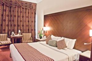 Postel nebo postele na pokoji v ubytování Regent Palace Hotel