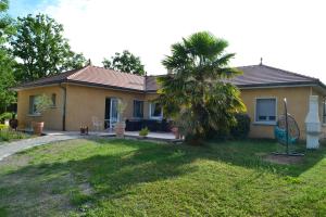 a house with a palm tree in the yard at Alaguyauder le Studio in Châtillon-sur-Broué