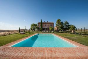 The swimming pool at or close to San Giovanni In Poggio