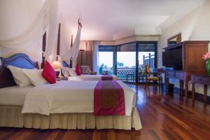 Postel nebo postele na pokoji v ubytování Angkor Palace Suite & Villa