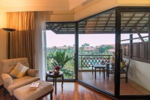 Balkón nebo terasa v ubytování Angkor Palace Suite & Villa