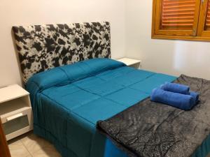 a bedroom with a blue bed and a chair at Maravilloso Apart. 8 pax, Tablero 8, Playa Inglés in El Tablero