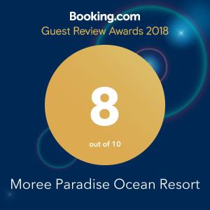 żółty okrąg z numerem w obiekcie Paradise Ocean Resort w mieście Cape Coast