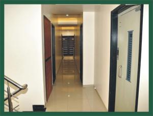 un pasillo vacío con un hallwaygue en Hotel Shradha Saburi Palace, en Shirdi