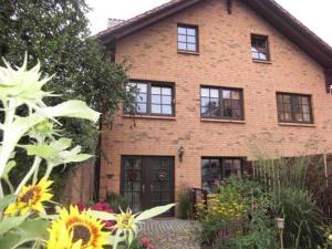 una casa de ladrillo con un ramo de flores delante de ella en Ferienwohnung am Stadthafen _ Obje en Rostock