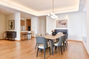 a dining room with a table and chairs at The Clouds Apartment in Shenzhen