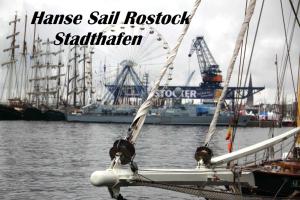 un barco está atracado en un puerto con otros barcos en Ferienwohnung am Stadthafen _ Obje en Rostock
