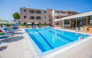 einem Pool vor einem Gebäude in der Unterkunft Kozanos Hotel & Suites in Ammoudi