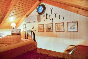 Ένα ή περισσότερα κρεβάτια σε δωμάτιο στο Holiday house Jano in Makarska, jacuzzi