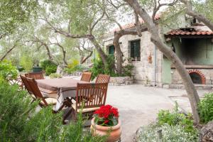 Κήπος έξω από το Holiday house Jano in Makarska, jacuzzi