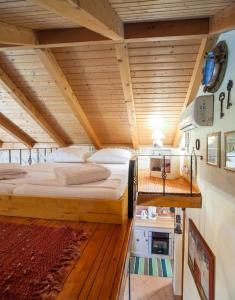 Ένα ή περισσότερα κρεβάτια σε δωμάτιο στο Holiday house Jano in Makarska, jacuzzi