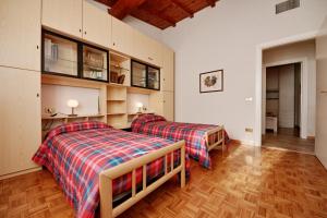 纳托Villa Mira - pool - view - aircon的一间房间里有两张床的卧室 更多30张照片