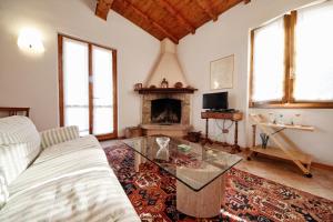 纳托Villa Mira - pool - view - aircon的带沙发和壁炉的客厅