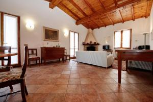 纳托Villa Mira - pool - view - aircon的一间设有钢琴和桌子的大客厅