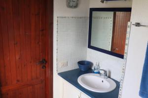 a bathroom with a sink and a mirror at Chia Aloe & Cactus in Chia