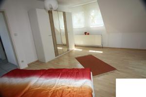 a room with a bed and a room with a mirror at Obere Kellerstraße Haus 3 in Forchheim