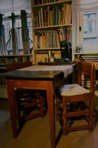 a wooden table and two chairs in a library at BLAUWE HOORN in Amsterdam