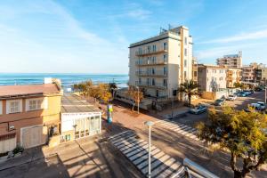 een luchtzicht op een stad met de oceaan bij Apartamento Castello Playa in Can Picafort