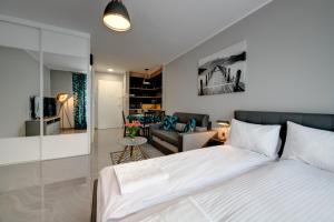 Posteľ alebo postele v izbe v ubytovaní Live & Travel Old Town Apartments