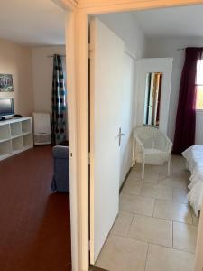Zimmer mit einer Tür, die zu einem Schlafzimmer führt in der Unterkunft apart Port Grimaud Marché in Grimaud