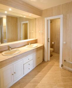 a bathroom with two sinks and a large mirror at Villa Antumalal B&B in Málaga