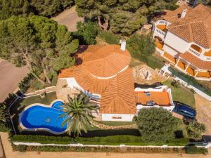 an overhead view of a house with a large roof at ARENDA Villa Camila Pino Alto in Miami Platja