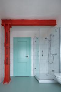 豪洛尼馬拉烏巴的住宿－Pivovar Trautenberk，带淋浴的浴室和玻璃门