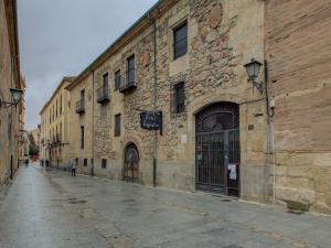 una calle vacía en un viejo edificio de piedra en Emperatriz I en Salamanca