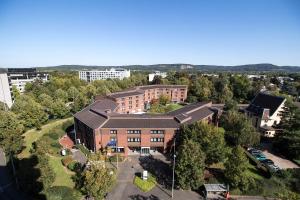 einen Blick über ein großes Backsteingebäude in der Unterkunft Hotel Gustav-Stresemann-Institut in Bonn