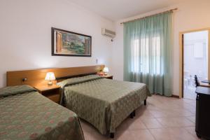 Postel nebo postele na pokoji v ubytování Hotel Astor Victoria