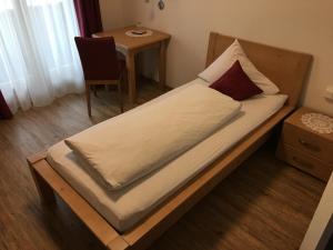 A bed or beds in a room at Pension Wachter
