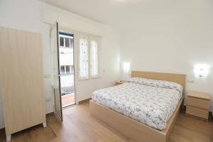 a bedroom with a bed and a window at La dea bendata in Minori