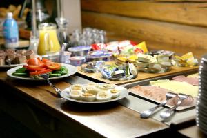 un buffet avec des assiettes de nourriture sur une table dans l'établissement Steak Restaurant Penzion Country Saloon, à Klatovy