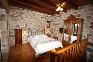 En eller flere senger på et rom på Lithos Traditional Guest Houses