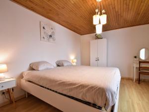 1 dormitorio con 1 cama grande y techo de madera en Detached holiday home in Goesnes with private pool en Goesnes