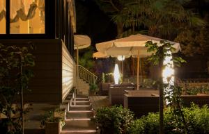 Un jardín fuera de Hotel Loretta & Dependance