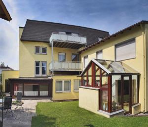 a large yellow house with a lot of windows at Ferienwohnungen Lippold in Bad Salzuflen