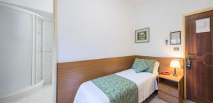 Postel nebo postele na pokoji v ubytování Hotel Astor Victoria